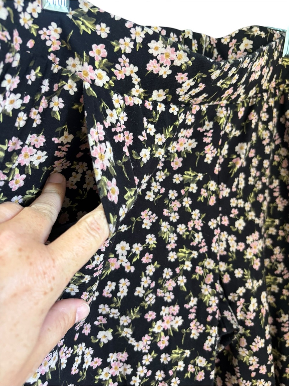 Torrid Leggings Women's Black Pink Floral Stretch Pockets Cottage Peasant Size 1 - Picture 5 of 6